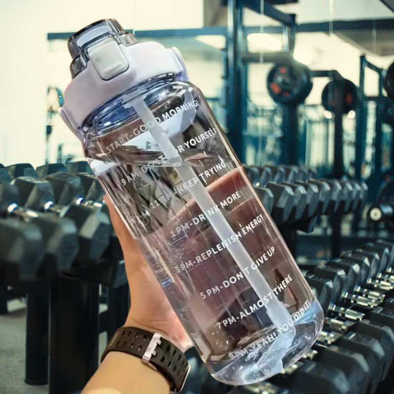 Borracce 2L Colorate e Trasparenti – Perfette per Fitness e Outdoor. Borracce 2L Colorate e Trasparenti – Perfette per Fitness e Outdoor.