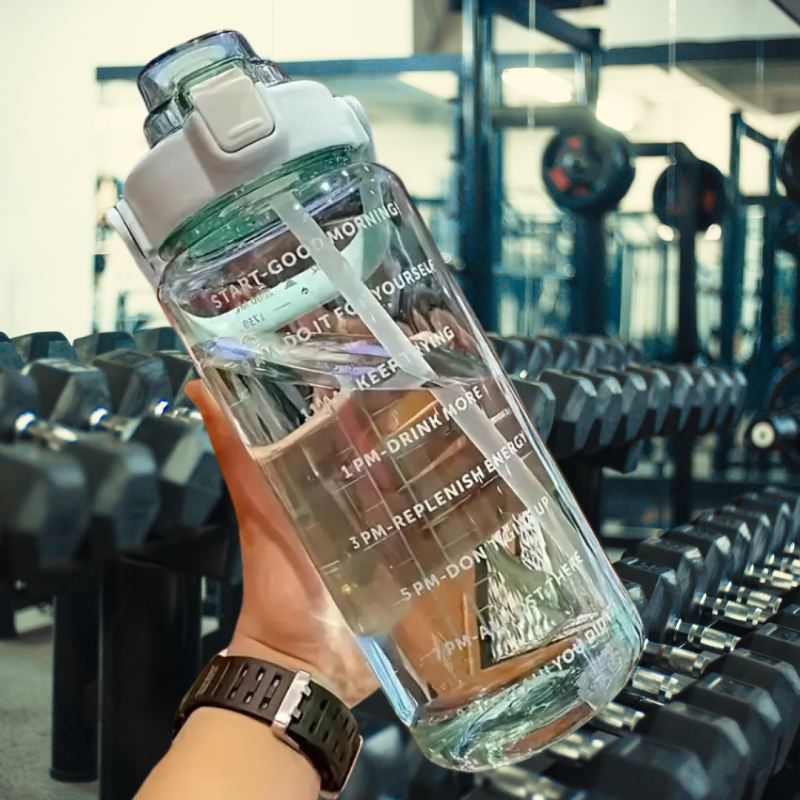 Borracce 2L Colorate e Trasparenti – Perfette per Fitness e Outdoor. Borracce 2L Colorate e Trasparenti – Perfette per Fitness e Outdoor.